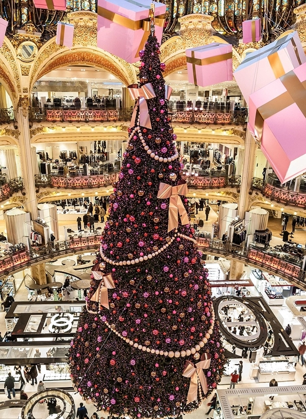 Ngước nhìn những cây thông noel đẹp khủng khiếp trên thế giới