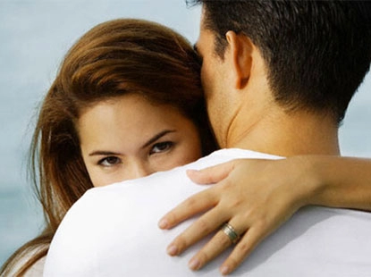 Vợ và bạn thân dập dìu trong khách sạn
