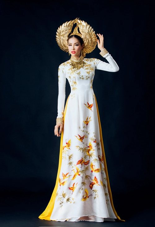 Phạm hương khoe eo thon trong trang phục dân tộc