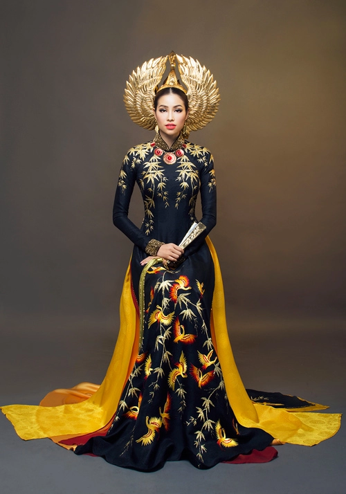Phạm hương khoe eo thon trong trang phục dân tộc