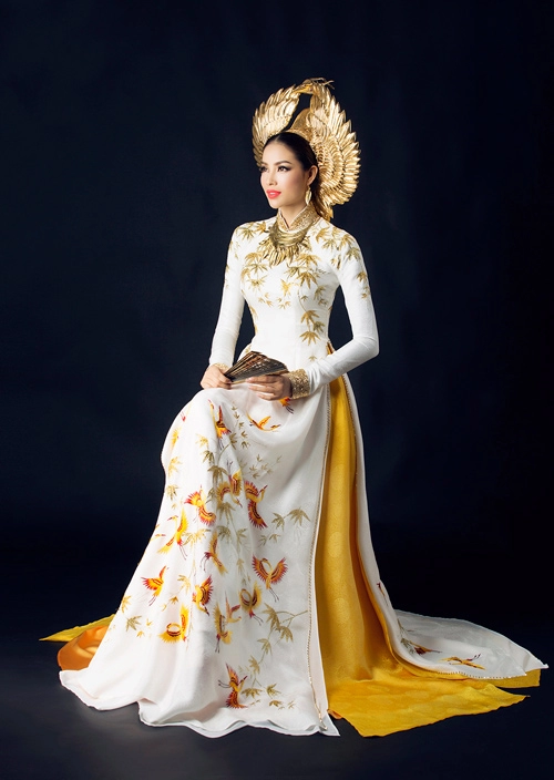 Phạm hương khoe eo thon trong trang phục dân tộc