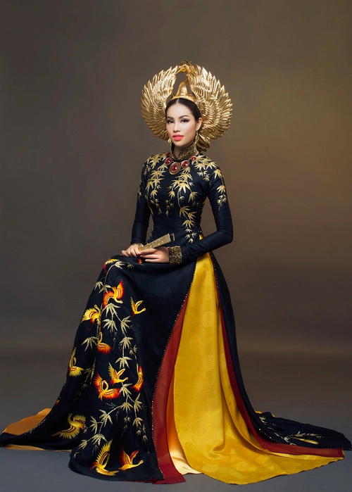 Phạm hương khoe eo thon trong trang phục dân tộc