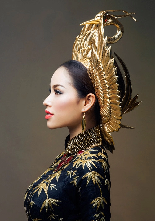 Phạm hương khoe eo thon trong trang phục dân tộc