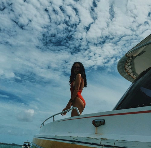 Hot girl việt quá đỗi sexy với áo tắm hở hông táo bạo