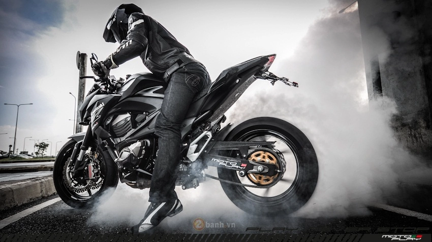 Kawasaki z800 độ cực chất với phiên bản màu đen huyền bí