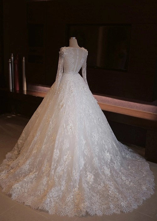 Chiếc váy cưới đẹp đến nín thở của tú vi
