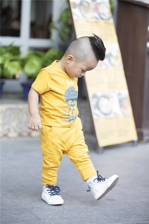 Nhóc tì 2 tuổi có gu thời trang đầy hấp dẫn