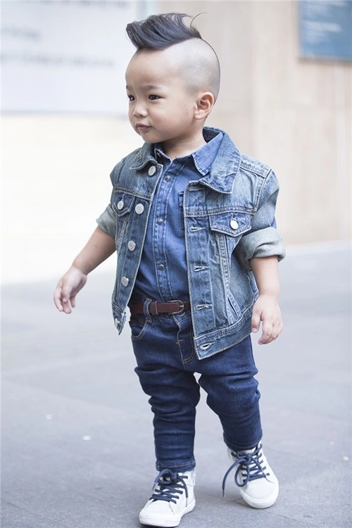 Nhóc tì 2 tuổi có gu thời trang đầy hấp dẫn