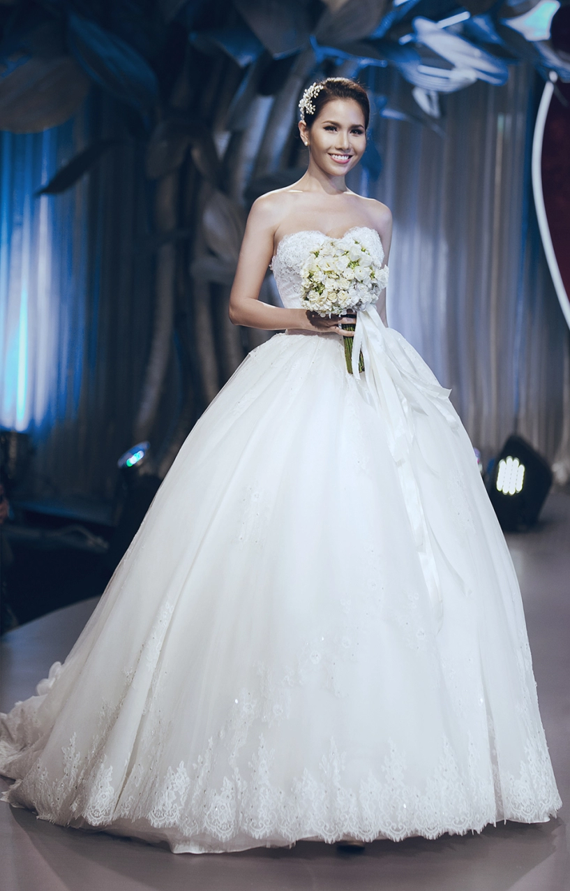 Váy cưới đính 10000 viên đá swarosky siêu đẹp của minh tú