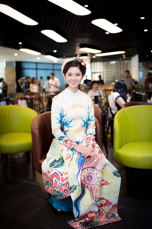 Á hậu thùy dung khoe tài đàn và hát tại sự kiện trao giải ở tphcm