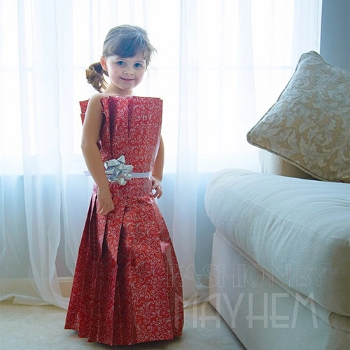Bé gái 4 tuổi may váy giống sao hollywood siêu ngộ nghĩnh