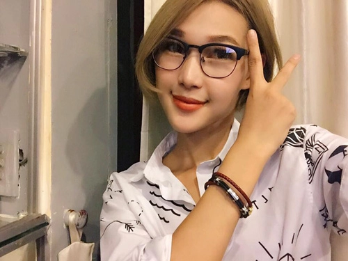 Helly tống lăng xê phụ kiện vòng tay nam tính