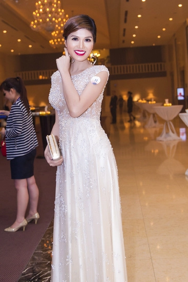 Hoa hậu giáng my thay ba váy dạ hội trong đêm tiệc