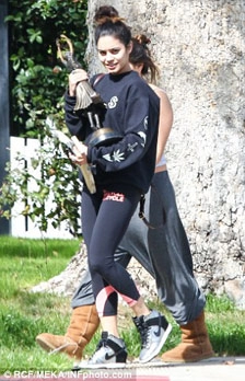 Kimberley garner bị tốc váy