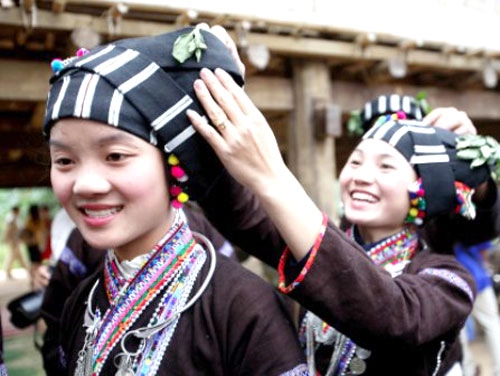 Thiếu nữ lự duyên dáng trong váy áo truyền thống dân tộc