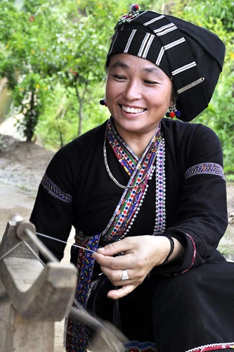 Thiếu nữ lự duyên dáng trong váy áo truyền thống dân tộc