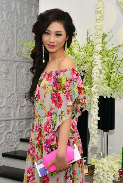 Hoa hậu mai phương thúy khoe dáng thon với váy hoa