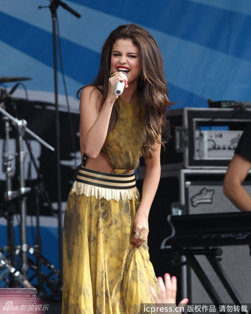 Selena đốt sân khấu với váy buông lưng trần hấp dẫn