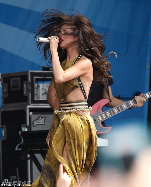 Selena đốt sân khấu với váy buông lưng trần hấp dẫn