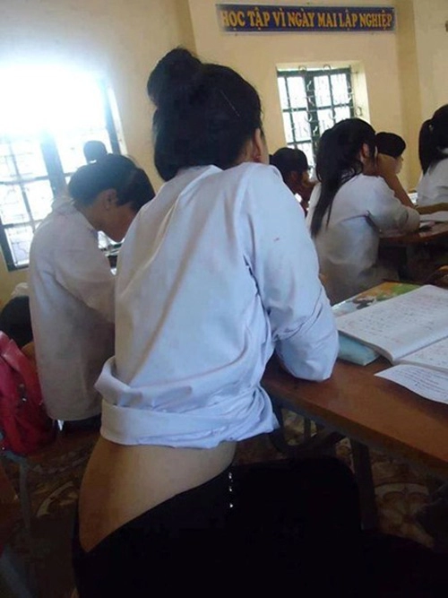 Những chiếc áo học đường khó coi của nữ sinh