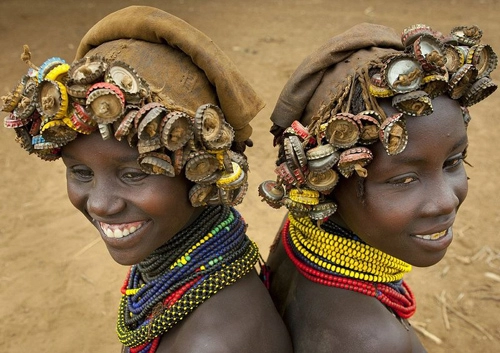 Thời trang tái chế của bộ lạc ở ethiopia