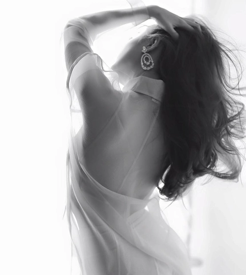 Thân hình sexy siêu gợi cảm của hoàng thùy linh