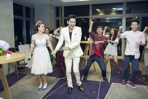 Cặp đôi sài thành nhảy múa trong đám cưới