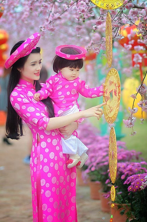 Em gái công vinh khoe con gái xinh như thiên thần