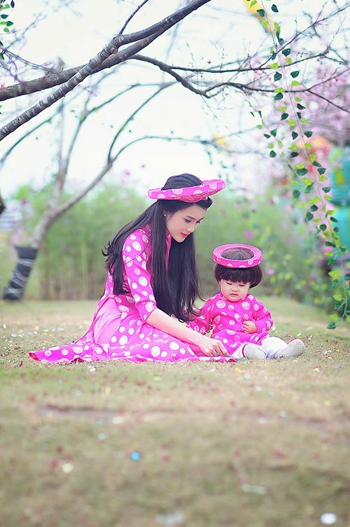 Em gái công vinh khoe con gái xinh như thiên thần
