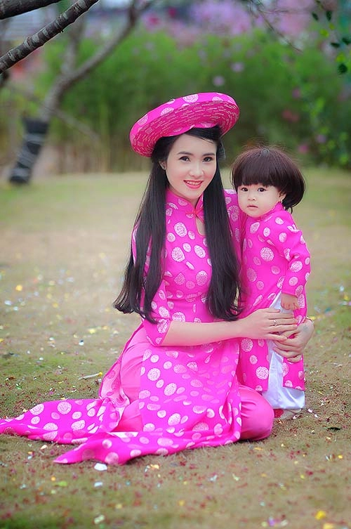 Em gái công vinh khoe con gái xinh như thiên thần