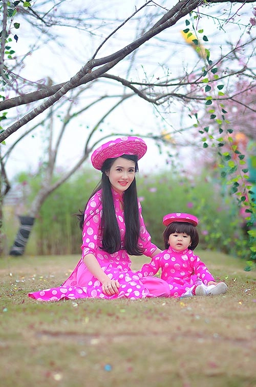 Em gái công vinh khoe con gái xinh như thiên thần