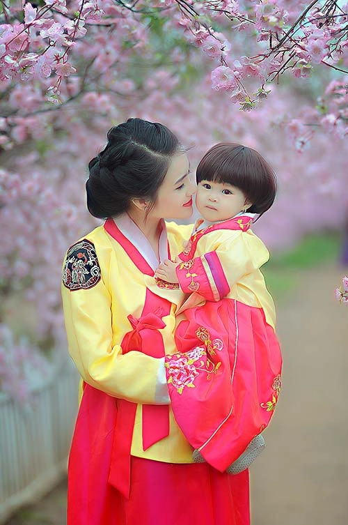 Em gái công vinh khoe con gái xinh như thiên thần