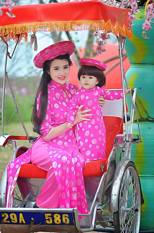 Em gái công vinh khoe con gái xinh như thiên thần
