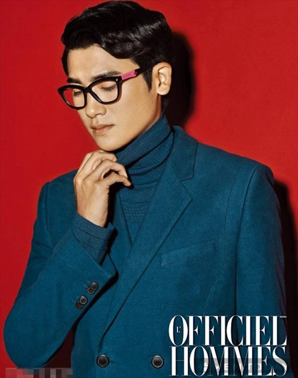 Park hyung sik lãng mạn với kiểu tóc rẽ ngôi lệch