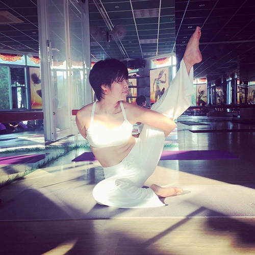 Bà mẹ sài thành dáng siêu đẹp nhờ tập yoga