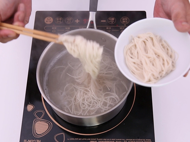 Bún trộn thịt heo ngon miệng bữa sáng cho mọi người