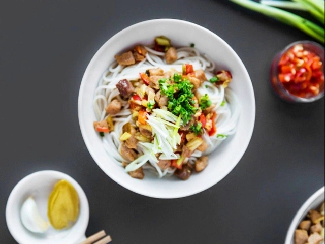 Bún trộn thịt heo ngon miệng bữa sáng cho mọi người