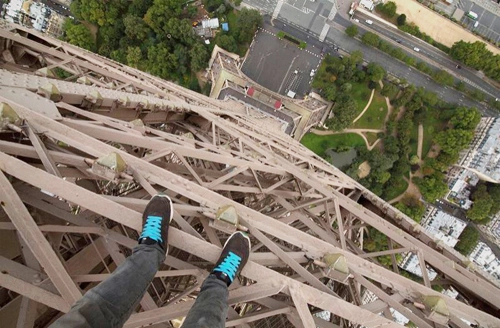 Chàng trai liều mạng leo tháp eiffel quay phim selfie nguy hiểm