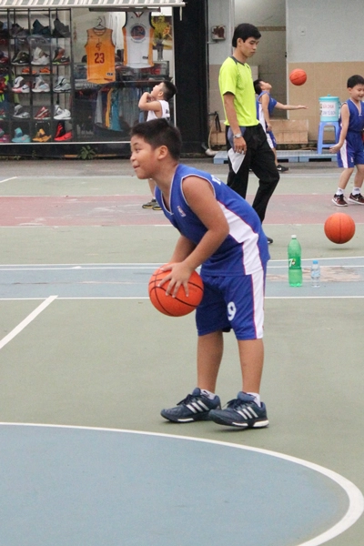 Chơi bóng rổ giúp bé bảo cao khỏe bố mẹ cần lưu ý