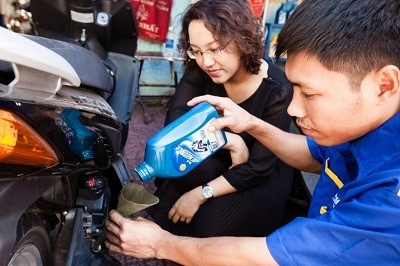 Hướng dẫn thay nhớt xe ở nhà đúng cách cho ae