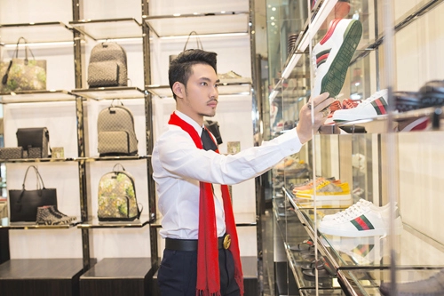 Lý quí khánh vung tiền sắm hàng hiệu đi event