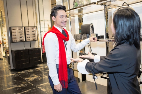 Lý quí khánh vung tiền sắm hàng hiệu đi event