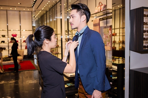 Lý quí khánh vung tiền sắm hàng hiệu đi event