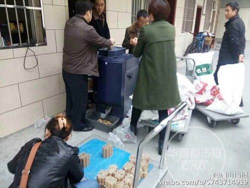 Mẹ đơn thân tích cóp 250kg tiền xu mua nhà cho con