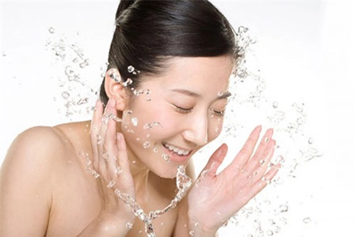 Những lời khuyên khi rửa mặt để làn da luôn mịn màng