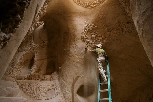 Ông cụ dành 25 năm để xây hang trên sa mạc kì thú