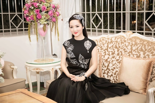 Siêu mẫu đời đầu tới dự sinh nhật giáng my