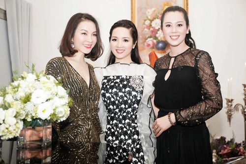 Siêu mẫu đời đầu tới dự sinh nhật giáng my