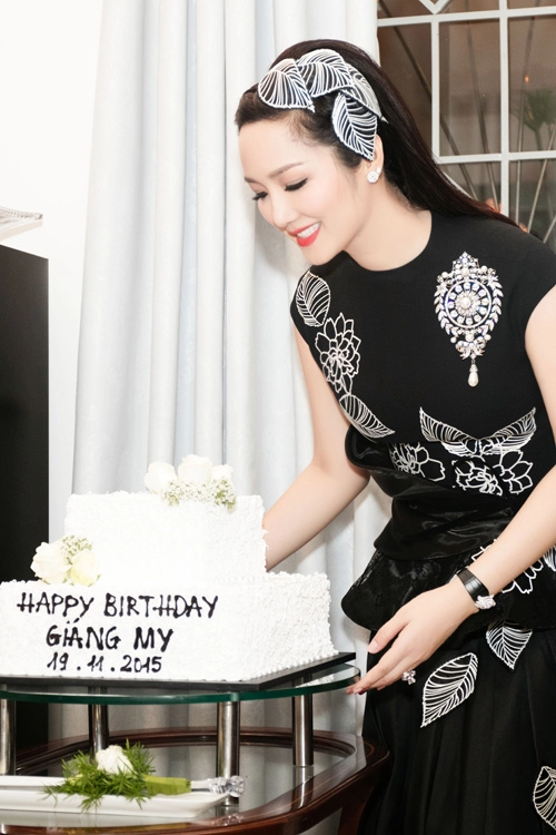 Siêu mẫu đời đầu tới dự sinh nhật giáng my