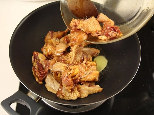 Thịt gà kho hạt dẻ măng tre lạ miệng cho gia đình